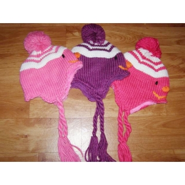 Dívčí zimní čepice pletená s bambulí