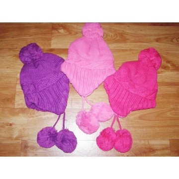 Dívčí pletená čepice s bambulemi Wolf