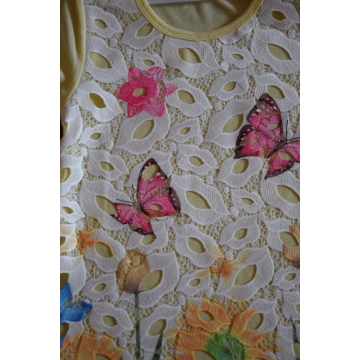 Dívčí krajkové šaty s motýlky – elegantní a roztomilé