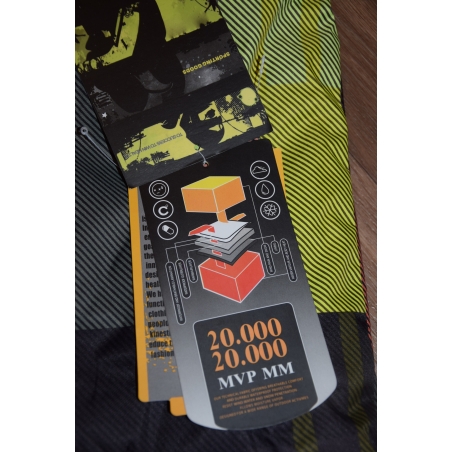 Lyžařská bunda, na snowboard i na každodenní nošení s membránou.